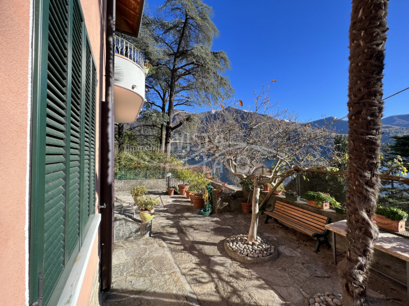 Immagine 14 di Villa in vendita  a Carate Urio