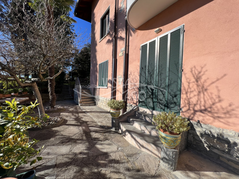 Immagine 15 di Villa in vendita  a Carate Urio