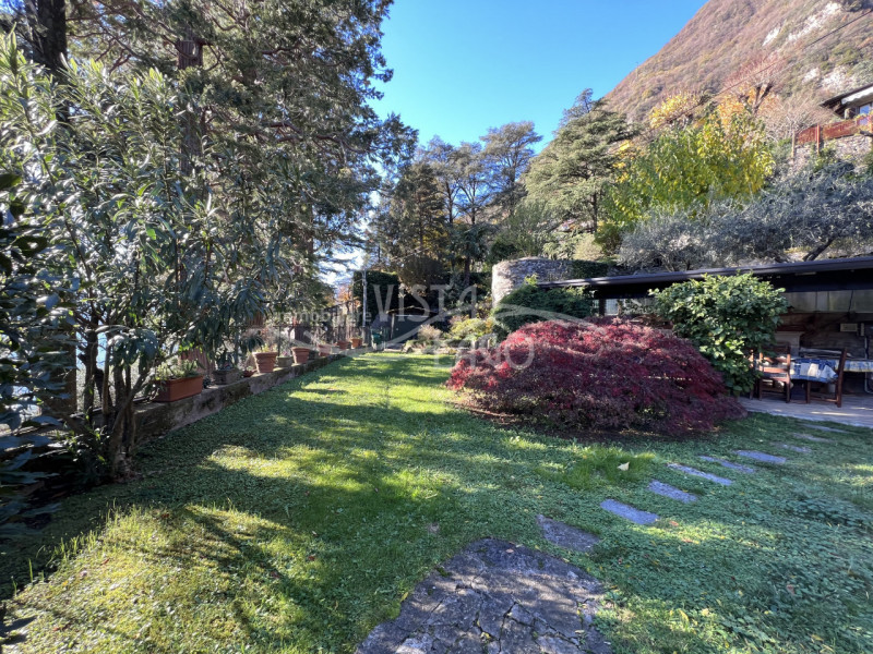 Immagine 16 di Villa in vendita  a Carate Urio