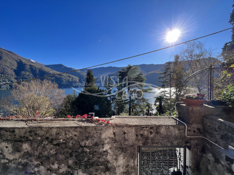 Immagine 18 di Villa in vendita  a Carate Urio