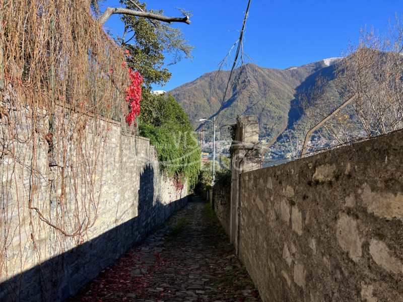 Immagine 19 di Villa in vendita  a Carate Urio