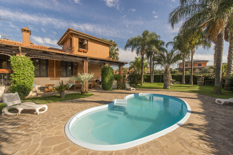 Immagine 1 di Villa in vendita  in via aurelio milloss 14 a Roma