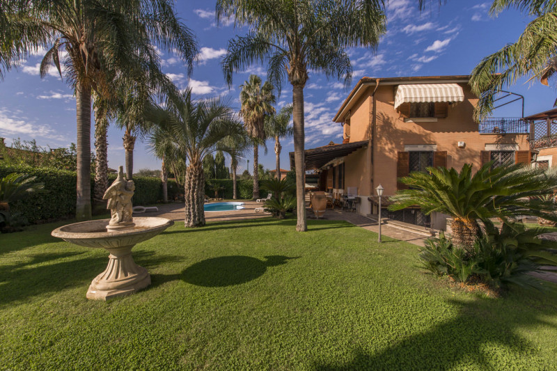 Immagine 2 di Villa in vendita  in via aurelio milloss 14 a Roma