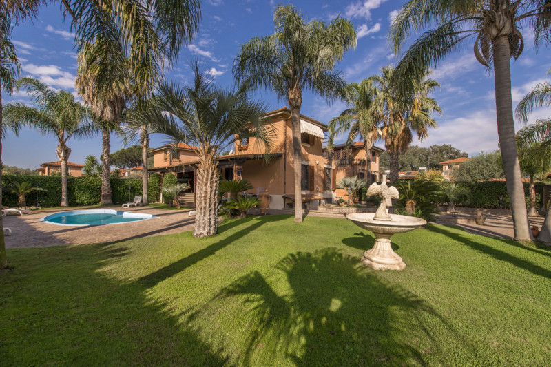 Immagine 3 di Villa in vendita  in via aurelio milloss 14 a Roma