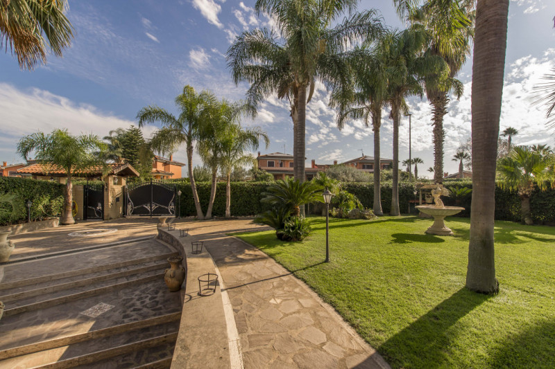 Immagine 5 di Villa in vendita  in via aurelio milloss 14 a Roma