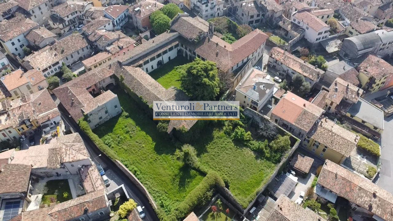 Immagine 1 di Palazzo in vendita  in piazza del corlo a Lonato del Garda