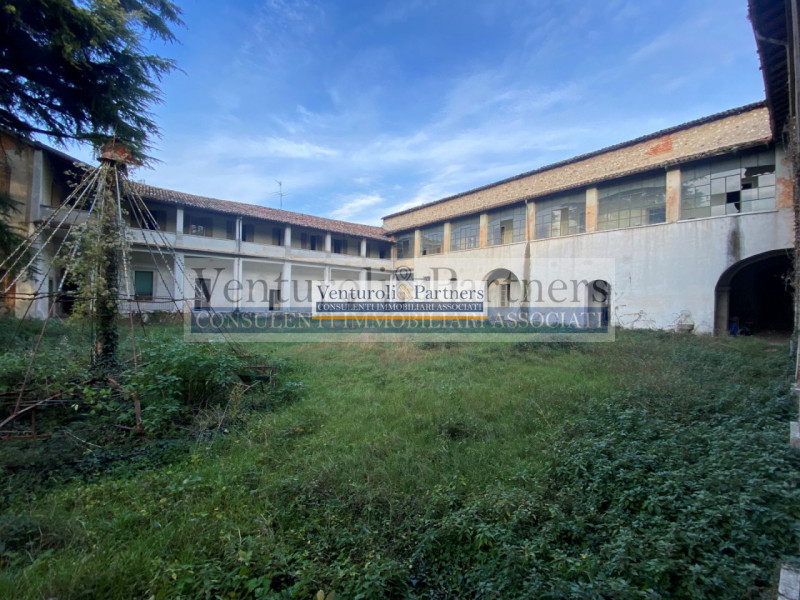 Immagine 3 di Palazzo in vendita  in piazza del corlo a Lonato del Garda