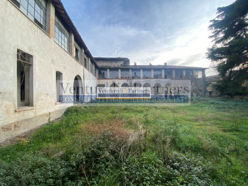 Immagine 12 di Palazzo in vendita  in piazza del corlo a Lonato del Garda