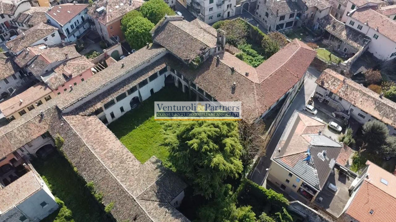 Immagine 28 di Palazzo in vendita  in piazza del corlo a Lonato del Garda