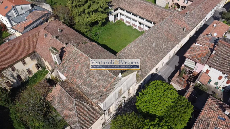 Immagine 29 di Palazzo in vendita  in piazza del corlo a Lonato del Garda