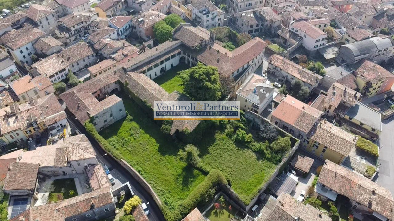 Immagine 30 di Palazzo in vendita  in piazza del corlo a Lonato del Garda