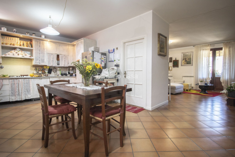 Immagine 2 di Villetta a schiera in vendita  a Carmignano