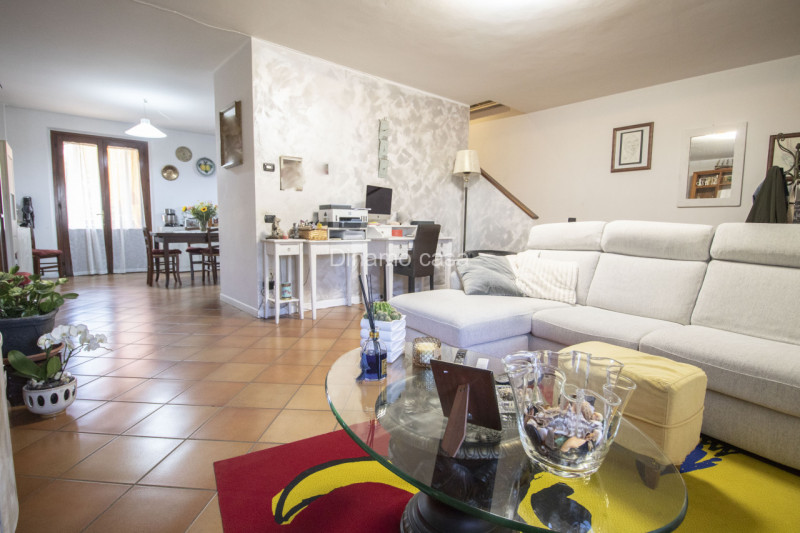 Immagine 3 di Villetta a schiera in vendita  a Carmignano