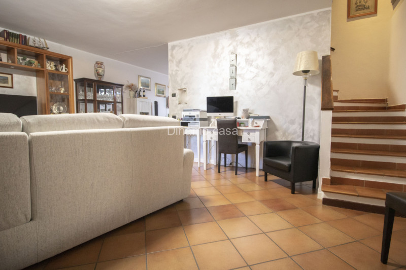 Immagine 32 di Villetta a schiera in vendita  a Carmignano