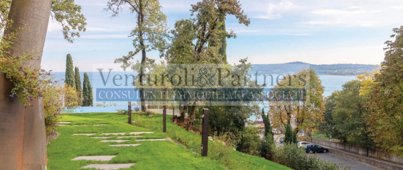 Immagine 2 di Villa in vendita  in Via Pergola a Padenghe Sul Garda