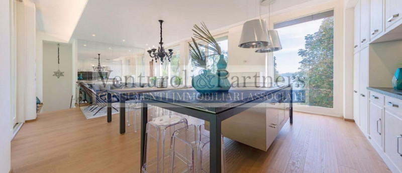 Immagine 15 di Villa in vendita  in Via Pergola a Padenghe Sul Garda