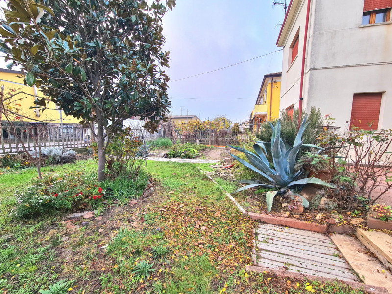 Immagine 11 di Casa indipendente in vendita  in VIA EUROPA a Sant'urbano