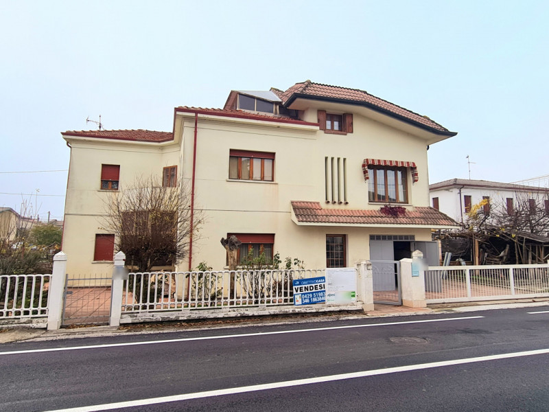 Immagine 17 di Casa indipendente in vendita  in VIA EUROPA a Sant'urbano