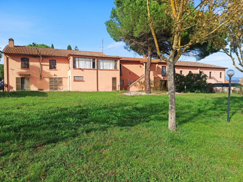 Immagine 1 di Agriturismo in vendita  in via Roma a Castiglione Del Lago