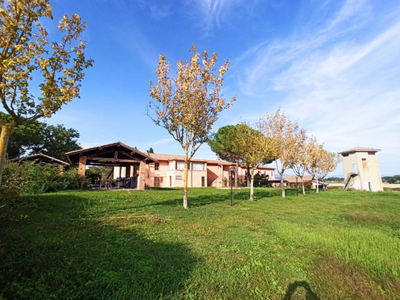 Immagine 2 di Agriturismo in vendita  in via Roma a Castiglione Del Lago