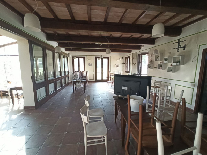 Immagine 6 di Agriturismo in vendita  in via Roma a Castiglione Del Lago