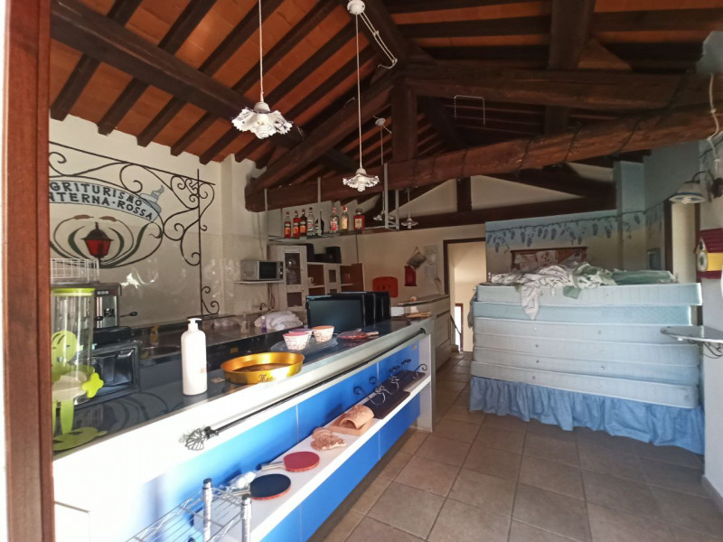 Immagine 7 di Agriturismo in vendita  in via Roma a Castiglione Del Lago