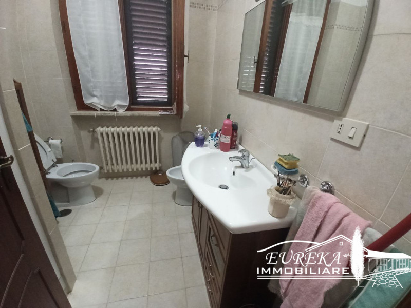 Immagine 8 di Appartamento in vendita  in Via Roma a Castiglione Del Lago