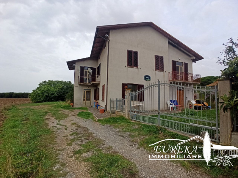 Immagine 13 di Appartamento in vendita  in Via Roma a Castiglione Del Lago