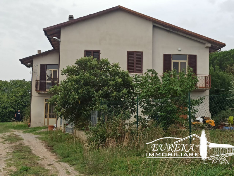 Immagine 15 di Appartamento in vendita  in Via Roma a Castiglione Del Lago