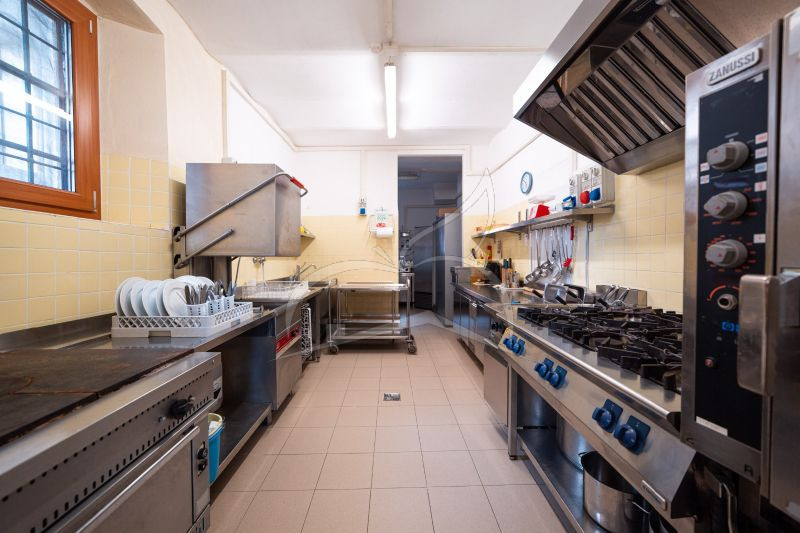 Immagine 4 di Hotel in vendita  a Comano Terme