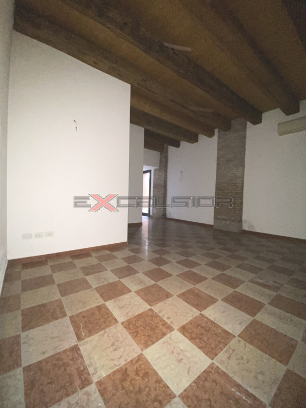 Immagine 1 di Negozio in affitto  in Corso Mazzini n. 7 a Adria