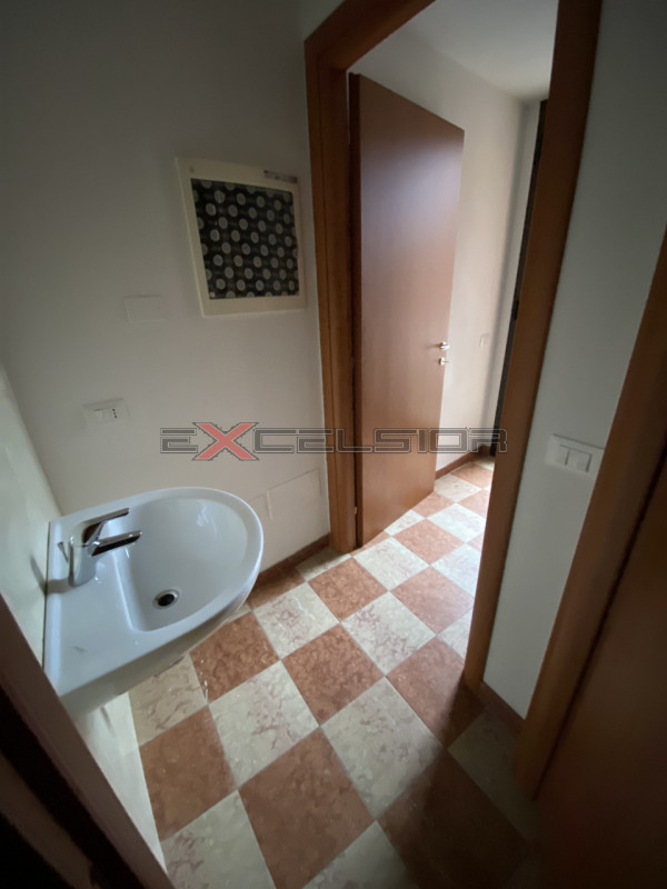 Immagine 3 di Negozio in affitto  in Corso Mazzini n. 7 a Adria