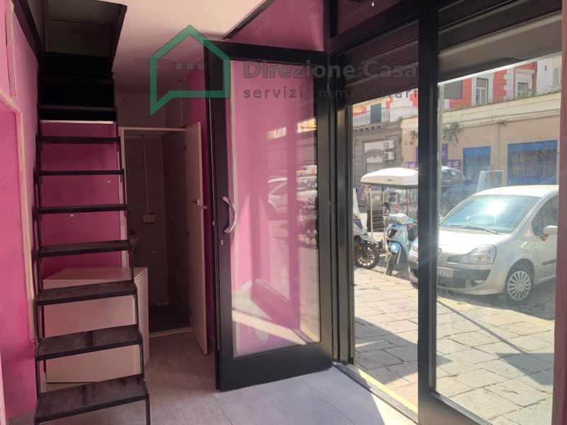 Immagine 8 di Attività commerciale in affitto  in Via C. Rossaroli a Napoli