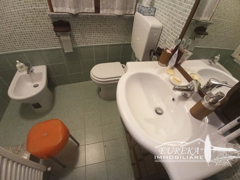 Immagine 11 di Appartamento in vendita  in via Roma a Castiglione Del Lago