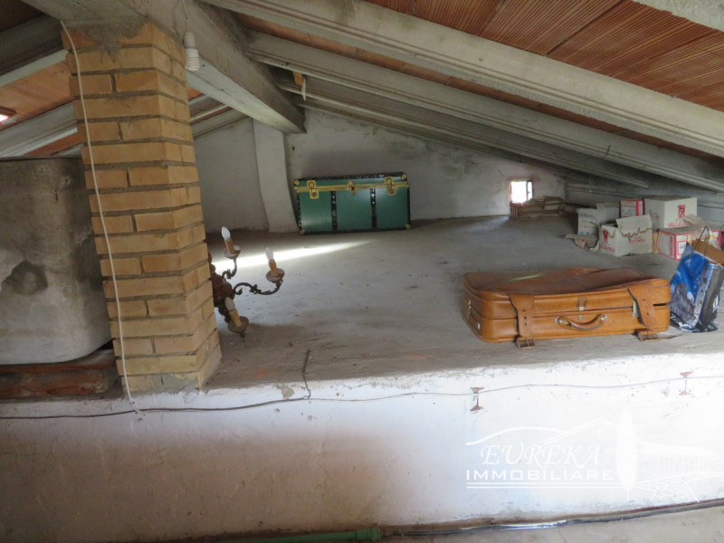 Immagine 14 di Appartamento in vendita  in via Roma a Castiglione Del Lago