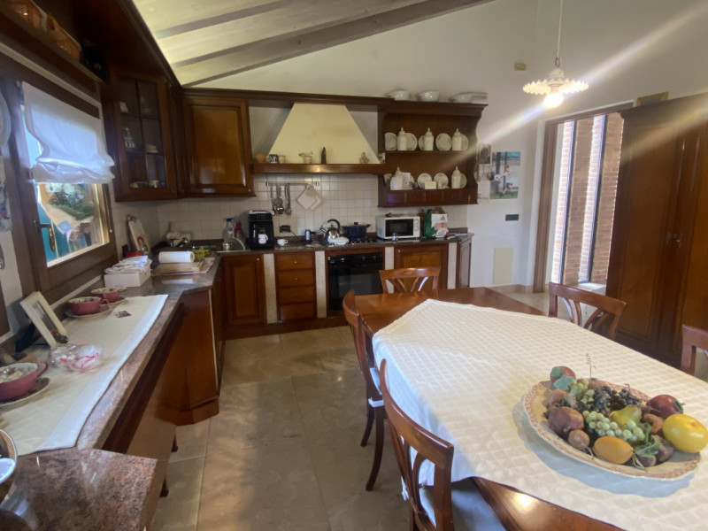 Immagine 9 di Villa in vendita  in via San Pio X 34/a a Castelfranco Veneto