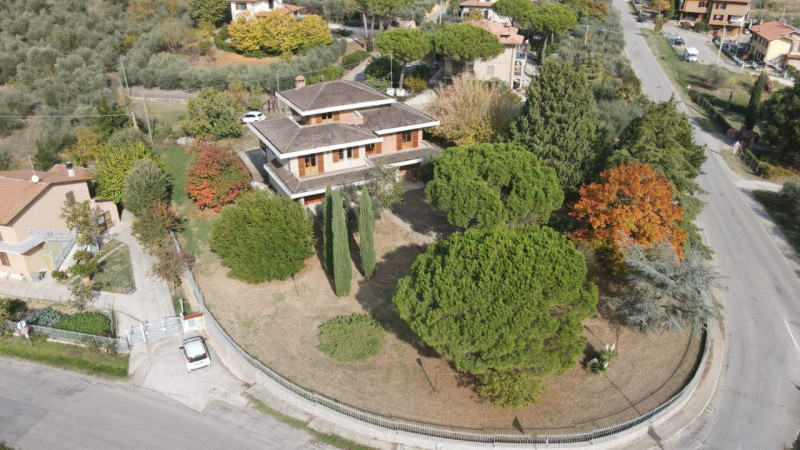 Immagine 2 di Villa in vendita  in Via Roma a Castiglione Del Lago