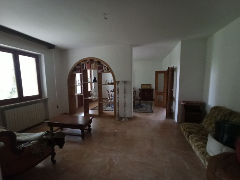 Immagine 3 di Villa in vendita  in Via Roma a Castiglione Del Lago