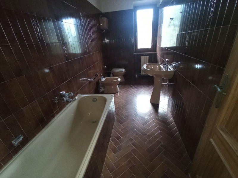 Immagine 15 di Villa in vendita  in Via Roma a Castiglione Del Lago