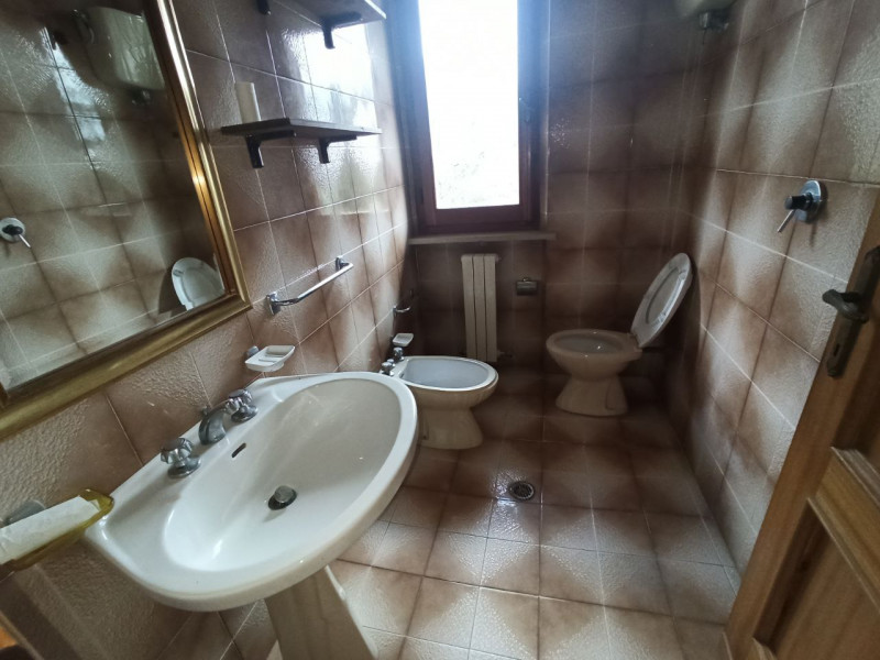 Immagine 16 di Villa in vendita  in Via Roma a Castiglione Del Lago