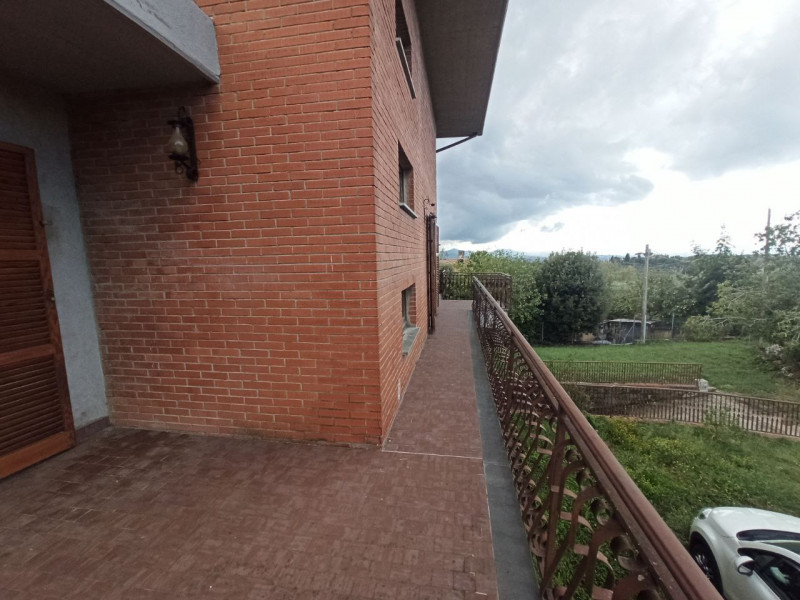 Immagine 17 di Villa in vendita  in Via Roma a Castiglione Del Lago