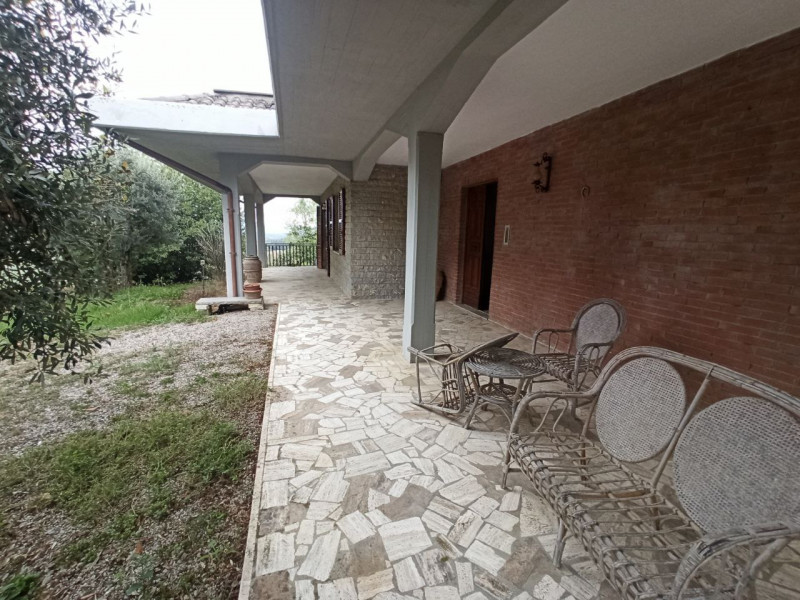 Immagine 23 di Villa in vendita  in Via Roma a Castiglione Del Lago
