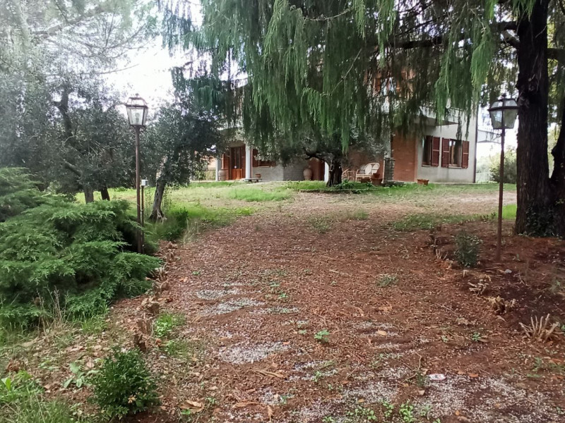 Immagine 29 di Villa in vendita  in Via Roma a Castiglione Del Lago