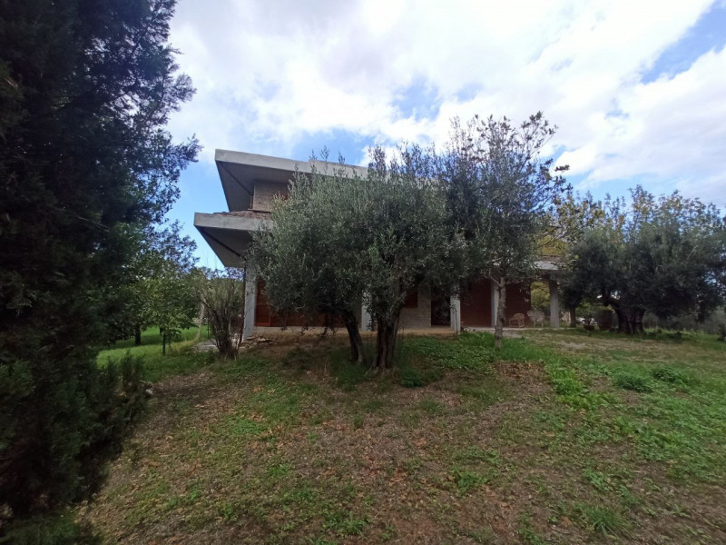 Immagine 33 di Villa in vendita  in Via Roma a Castiglione Del Lago