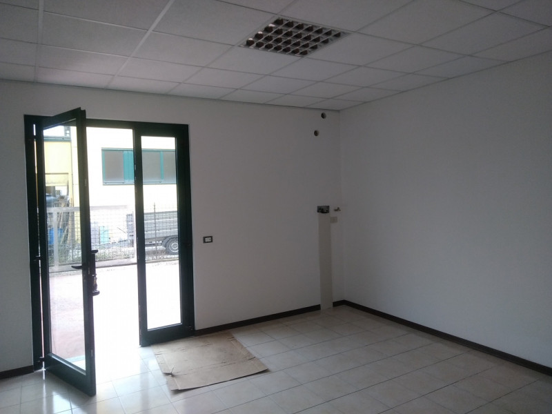 Immagine 4 di Capannone industriale in affitto  a Montegrotto Terme