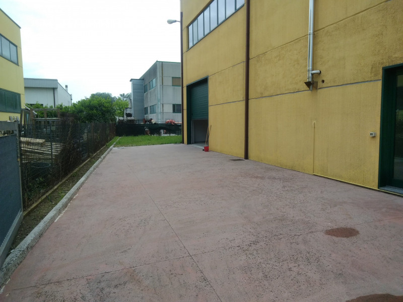 Immagine 5 di Capannone industriale in affitto  a Montegrotto Terme