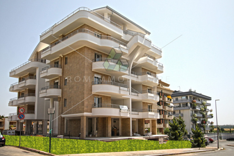 Immagine 2 di Negozio in vendita  in Via Andrea Lavezzolo a Roma