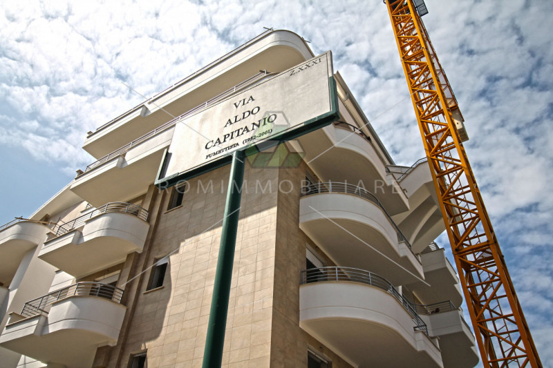 Immagine 3 di Negozio in vendita  in Via Andrea Lavezzolo a Roma