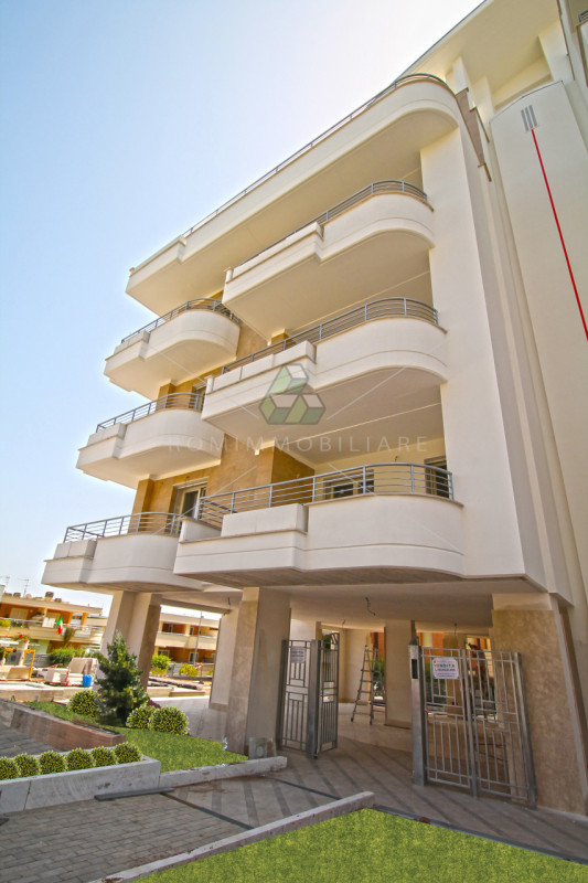 Immagine 4 di Negozio in vendita  in Via Andrea Lavezzolo a Roma