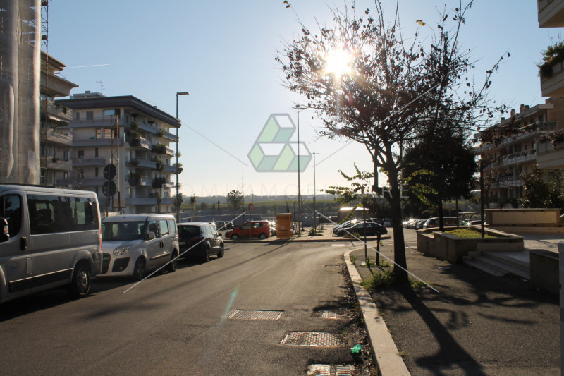 Immagine 5 di Negozio in vendita  in Via Andrea Lavezzolo a Roma